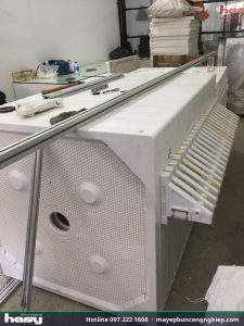 Bộ khung bản nhựa PP xếp trên dầm máy ép bùn