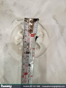 Đo kích thước lỗ tâm vải lọc máy ép bùn bằng thước