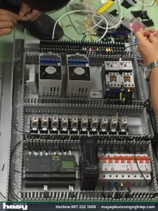 Đấu nối bộ điều khiển PLC và rơ-le trong tủ điện máy ép bùn HASY